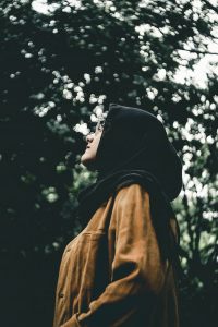 Opinie: Voer hoofddoekendebat niet boven de hoofden van moslima's