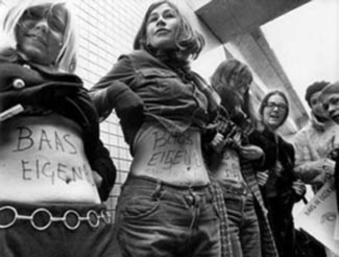 Dolle Mina&#039;s demonstreren in 1970 voor het recht op geboortebeperking en abortus. Hun strijdleus: ‘Baas in eigen buik’